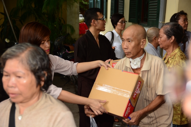 Quỹ Từ thiện Đạo Phật Ngày Nay: Trao tặng quà cho người mù và bệnh nhân ung bứu nhân ngày giỗ tổ chùa Giác Ngộ