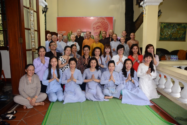 Quỹ Từ thiện Đạo Phật Ngày Nay: Trao tặng quà cho người mù và bệnh nhân ung bứu nhân ngày giỗ tổ chùa Giác Ngộ
