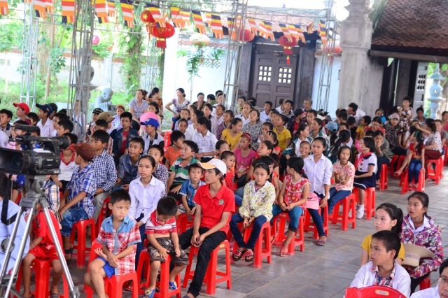 Hà Tĩnh: Quỹ từ thiện Đạo Phật Ngày Nay giúp các em học sinh vùng quê nghèo vui tết Trung Thu