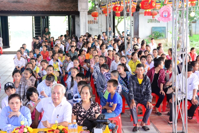 Hà Tĩnh: Quỹ từ thiện Đạo Phật Ngày Nay giúp các em học sinh vùng quê nghèo vui tết Trung Thu