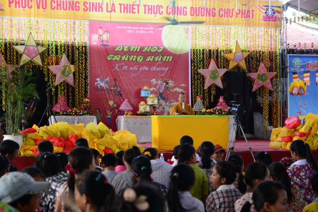 Hà Tĩnh: Quỹ từ thiện Đạo Phật Ngày Nay giúp các em học sinh vùng quê nghèo vui tết Trung Thu