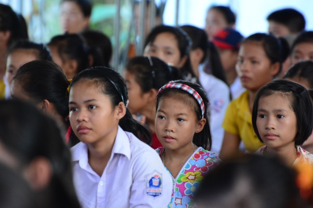 Hà Tĩnh: Quỹ từ thiện Đạo Phật Ngày Nay giúp các em học sinh vùng quê nghèo vui tết Trung Thu