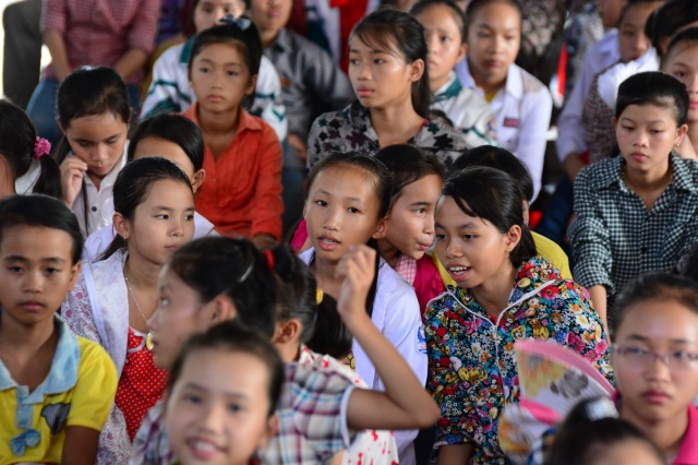 Hà Tĩnh: Quỹ từ thiện Đạo Phật Ngày Nay giúp các em học sinh vùng quê nghèo vui tết Trung Thu
