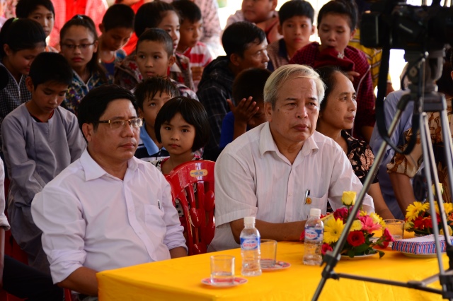 Hà Tĩnh: Quỹ từ thiện Đạo Phật Ngày Nay giúp các em học sinh vùng quê nghèo vui tết Trung Thu