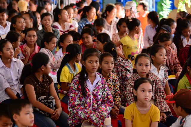 Hà Tĩnh: Quỹ từ thiện Đạo Phật Ngày Nay giúp các em học sinh vùng quê nghèo vui tết Trung Thu