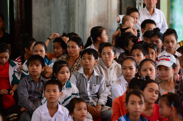 Hà Tĩnh: Quỹ từ thiện Đạo Phật Ngày Nay giúp các em học sinh vùng quê nghèo vui tết Trung Thu