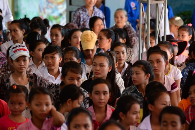Hà Tĩnh: Quỹ từ thiện Đạo Phật Ngày Nay giúp các em học sinh vùng quê nghèo vui tết Trung Thu