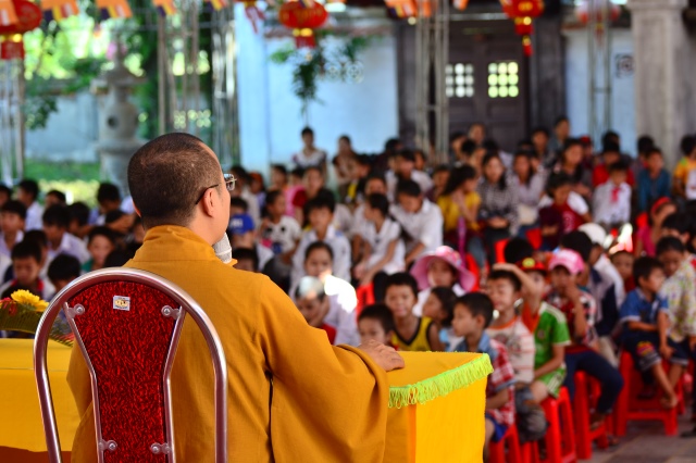 Hà Tĩnh: Quỹ từ thiện Đạo Phật Ngày Nay giúp các em học sinh vùng quê nghèo vui tết Trung Thu