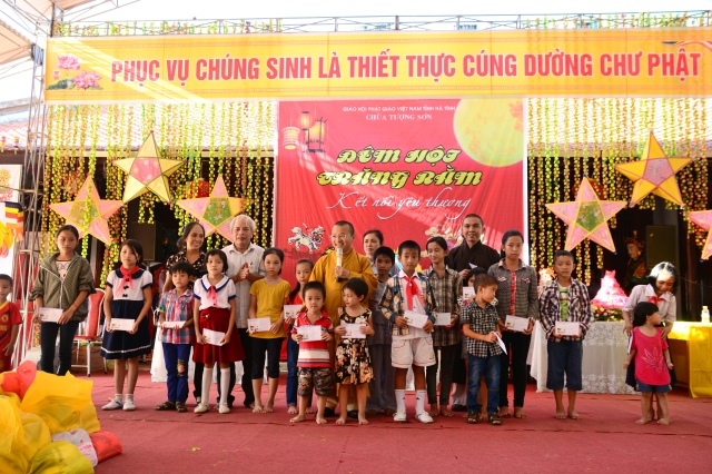 Hà Tĩnh: Quỹ từ thiện Đạo Phật Ngày Nay giúp các em học sinh vùng quê nghèo vui tết Trung Thu