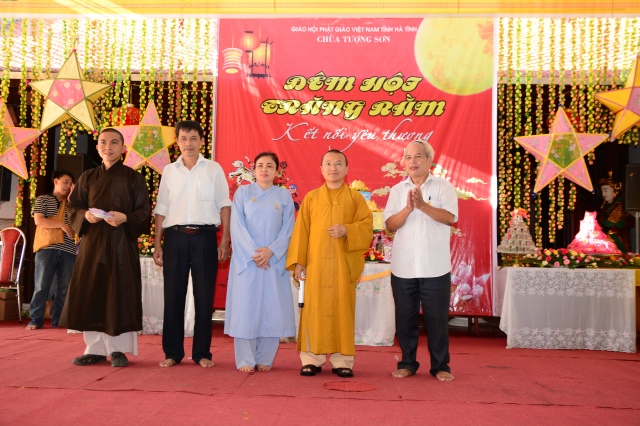 Hà Tĩnh: Quỹ từ thiện Đạo Phật Ngày Nay giúp các em học sinh vùng quê nghèo vui tết Trung Thu