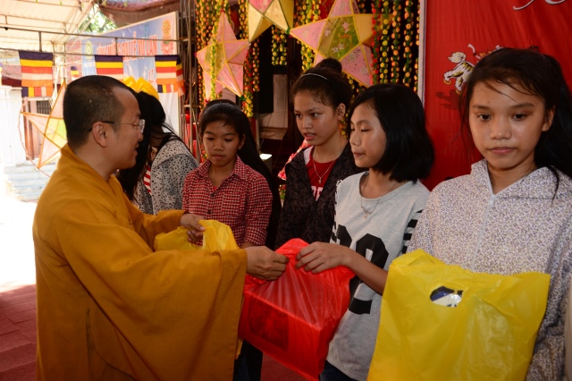 Hà Tĩnh: Quỹ từ thiện Đạo Phật Ngày Nay giúp các em học sinh vùng quê nghèo vui tết Trung Thu