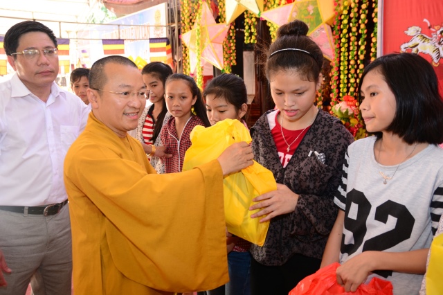 Hà Tĩnh: Quỹ từ thiện Đạo Phật Ngày Nay giúp các em học sinh vùng quê nghèo vui tết Trung Thu