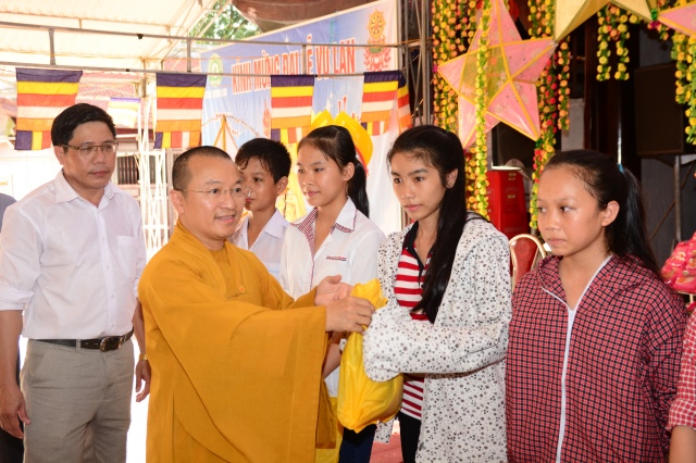 Hà Tĩnh: Quỹ từ thiện Đạo Phật Ngày Nay giúp các em học sinh vùng quê nghèo vui tết Trung Thu