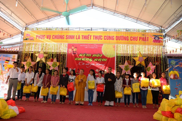 Hà Tĩnh: Quỹ từ thiện Đạo Phật Ngày Nay giúp các em học sinh vùng quê nghèo vui tết Trung Thu