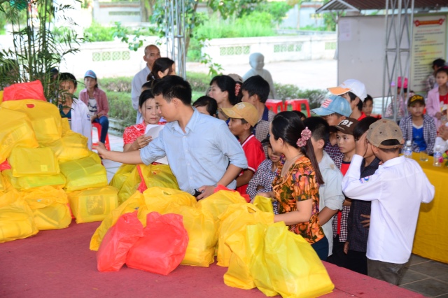 Hà Tĩnh: Quỹ từ thiện Đạo Phật Ngày Nay giúp các em học sinh vùng quê nghèo vui tết Trung Thu