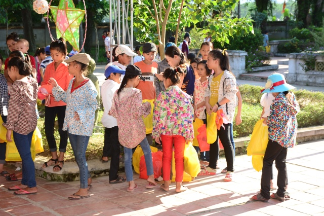 Hà Tĩnh: Quỹ từ thiện Đạo Phật Ngày Nay giúp các em học sinh vùng quê nghèo vui tết Trung Thu