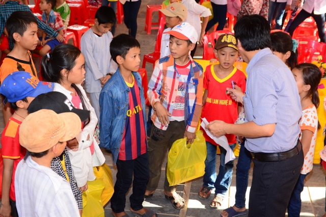Hà Tĩnh: Quỹ từ thiện Đạo Phật Ngày Nay giúp các em học sinh vùng quê nghèo vui tết Trung Thu
