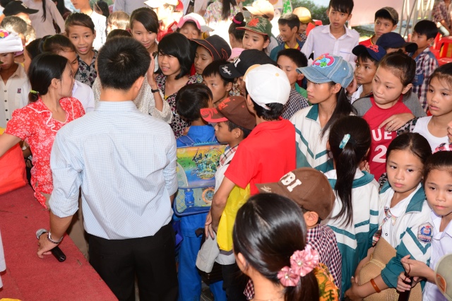 Hà Tĩnh: Quỹ từ thiện Đạo Phật Ngày Nay giúp các em học sinh vùng quê nghèo vui tết Trung Thu