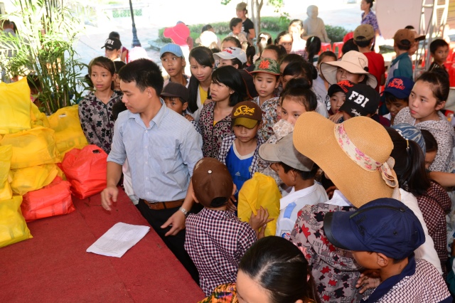 Hà Tĩnh: Quỹ từ thiện Đạo Phật Ngày Nay giúp các em học sinh vùng quê nghèo vui tết Trung Thu