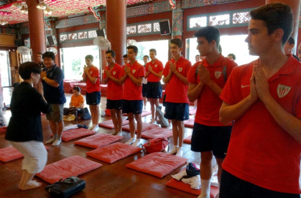 Hàn Quốc: Chùm ảnh Câu lạc bộ bóng đá chuyên nghiệp Tây Ban Nha thưởng thức Thiền Trà đạo Chùa Bongeunsa