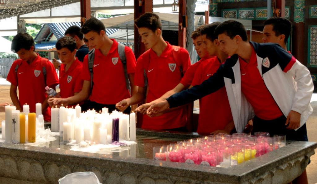 Hàn Quốc: Chùm ảnh Câu lạc bộ bóng đá chuyên nghiệp Tây Ban Nha thưởng thức Thiền Trà đạo Chùa Bongeunsa