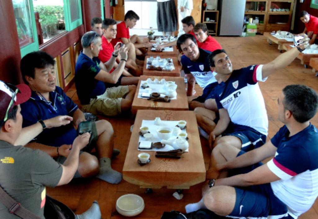 Hàn Quốc: Chùm ảnh Câu lạc bộ bóng đá chuyên nghiệp Tây Ban Nha thưởng thức Thiền Trà đạo Chùa Bongeunsa