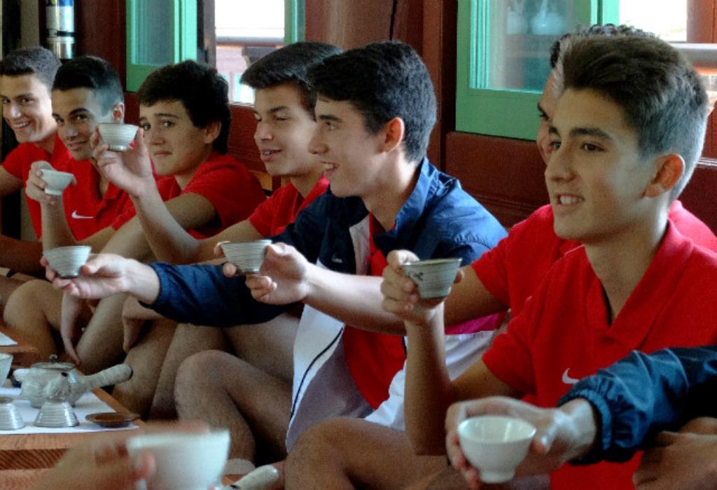 Hàn Quốc: Chùm ảnh Câu lạc bộ bóng đá chuyên nghiệp Tây Ban Nha thưởng thức Thiền Trà đạo Chùa Bongeunsa