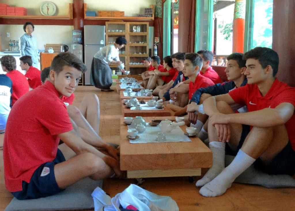 Hàn Quốc: Chùm ảnh Câu lạc bộ bóng đá chuyên nghiệp Tây Ban Nha thưởng thức Thiền Trà đạo Chùa Bongeunsa