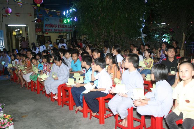TP.HCM:  Đêm hội Trăng Rằm chùa Thiên Chánh