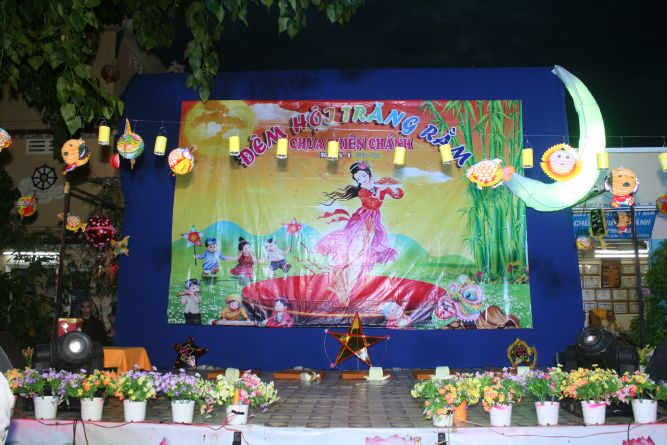 TP.HCM:  Đêm hội Trăng Rằm chùa Thiên Chánh