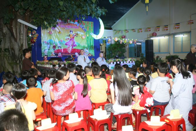 TP.HCM:  Đêm hội Trăng Rằm chùa Thiên Chánh