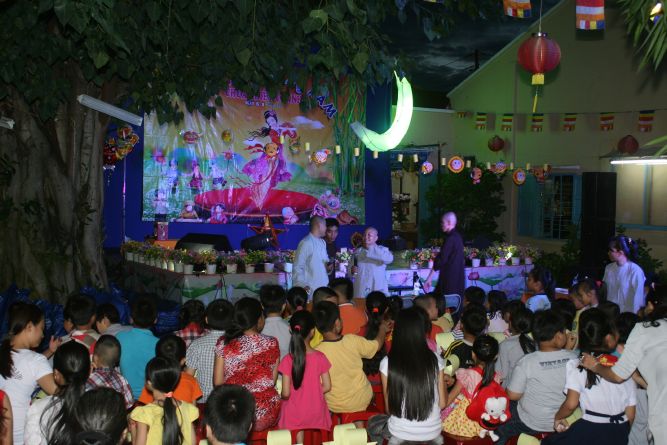 TP.HCM:  Đêm hội Trăng Rằm chùa Thiên Chánh