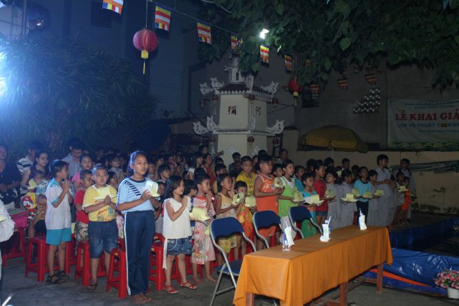 TP.HCM:  Đêm hội Trăng Rằm chùa Thiên Chánh