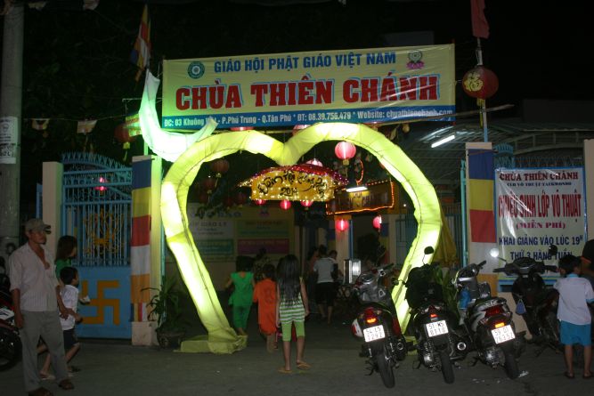 TP.HCM:  Đêm hội Trăng Rằm chùa Thiên Chánh