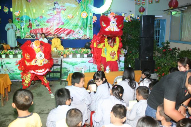 TP.HCM:  Đêm hội Trăng Rằm chùa Thiên Chánh