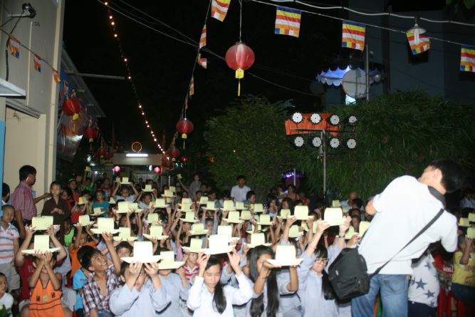 TP.HCM:  Đêm hội Trăng Rằm chùa Thiên Chánh