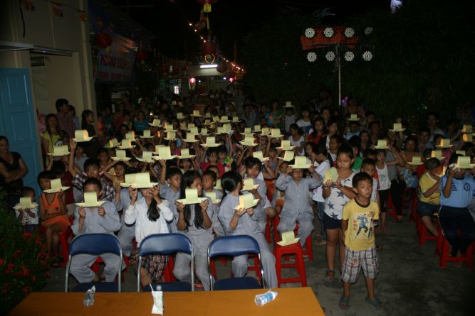 TP.HCM:  Đêm hội Trăng Rằm chùa Thiên Chánh