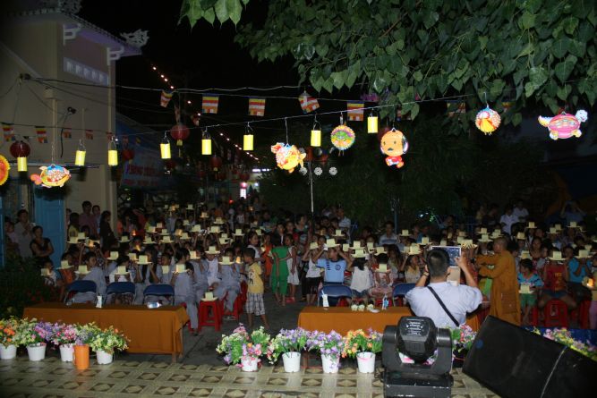TP.HCM:  Đêm hội Trăng Rằm chùa Thiên Chánh