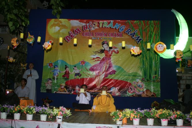 TP.HCM:  Đêm hội Trăng Rằm chùa Thiên Chánh