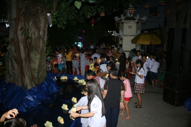 TP.HCM:  Đêm hội Trăng Rằm chùa Thiên Chánh