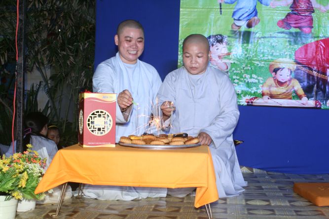 TP.HCM:  Đêm hội Trăng Rằm chùa Thiên Chánh