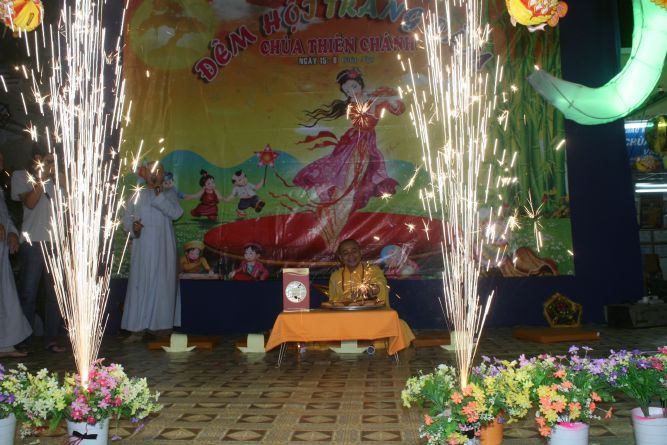 TP.HCM:  Đêm hội Trăng Rằm chùa Thiên Chánh
