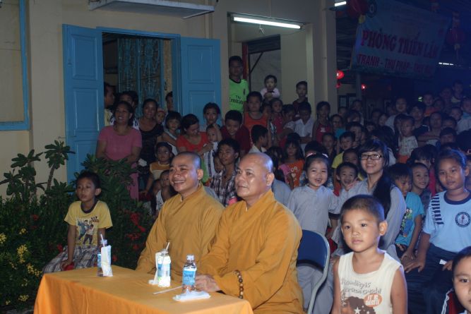 TP.HCM:  Đêm hội Trăng Rằm chùa Thiên Chánh