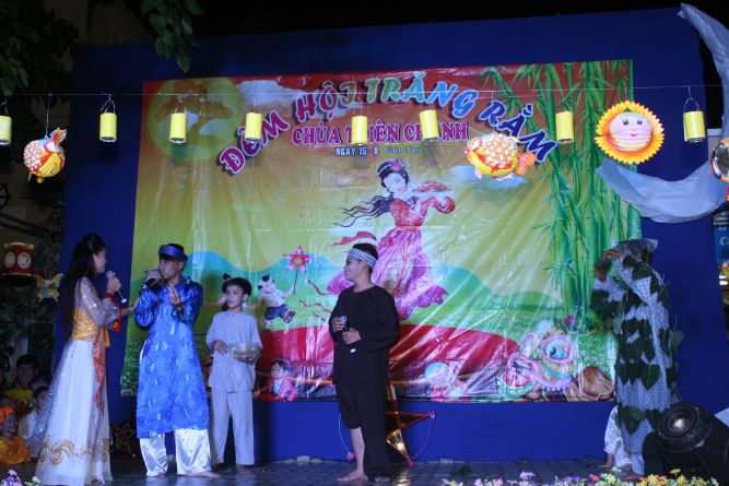 TP.HCM:  Đêm hội Trăng Rằm chùa Thiên Chánh