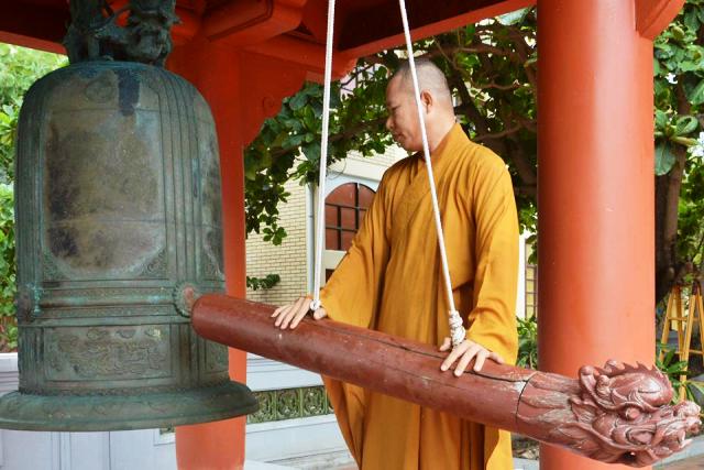 Đại đức Thích Pháp Đạt- Trú trì chùa Trường Sa Lớn tham dự lễ Khai giảng năm học 2014-2015
