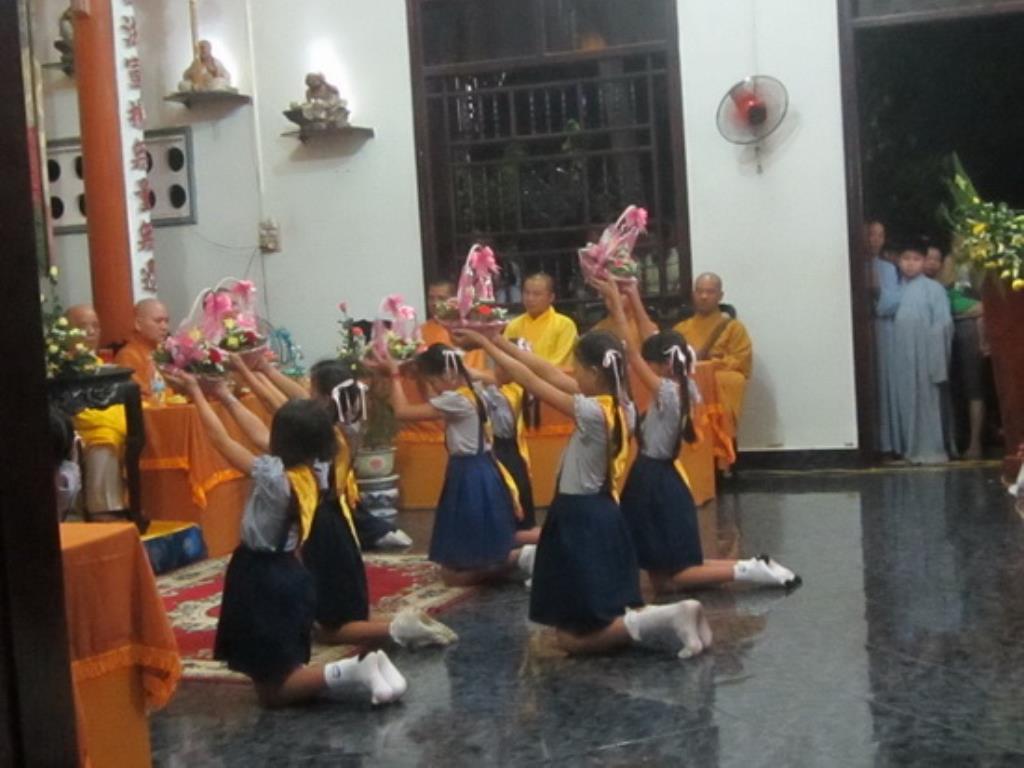 Pháp hội Vu lan-Lễ bông hồng cài áo ở tổ đình Thiên Bửu