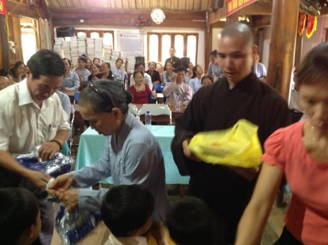 Hà Tĩnh: Quỹ từ thiện Đạo Phật Ngày Nay giúp các em học sinh vùng quê nghèo vui tết Trung Thu