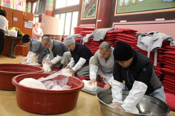 Hàn Quốc: Chùa Phụng An hưởng ứng ngày Đông chí và chia sẻ cháo đậu đỏ cho hơn 20.000 người ăn