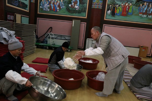 Hàn Quốc: Chùa Phụng An hưởng ứng ngày Đông chí và chia sẻ cháo đậu đỏ cho hơn 20.000 người ăn