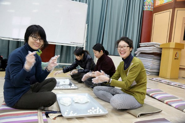 Hàn Quốc: Chùa Phụng An hưởng ứng ngày Đông chí và chia sẻ cháo đậu đỏ cho hơn 20.000 người ăn